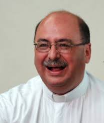 El sacerdote no es empleado'