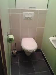 Orifices latéraux de diffusion et lèvre céramique en relief pour une. Wc Suspendu Geberit Installation Bizarre De La Plaque