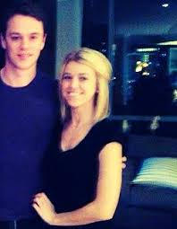 Former stanley cup champion jonathan toews' girlfriend gabrielle velasquez recently attended a chicago cubs game along with her boyfriend and was caught on camera. Jonathan Toews And Lindsey Vecchione Dating Gossip News Photos