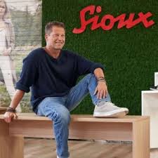 Finden sie hier traueranzeigen, todesanzeigen und beileidsbekundungen aus ihrer tageszeitung oder passende hilfe im trauerfall. Til Schweigers Tochter Kooperiert Mit Schuh Label Luna Schweiger Entwirft Boots Fur Sioux