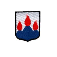 I fält av silver ett blått, uppskjutande treberg med tre röda lågor. Vastmanland Landskapsvapen Markbar Se Tygmarken Patches Brodyrmarken Och Laglappar