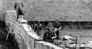 Resultado de imagen de construccion del muro de berlin