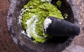Reteta originala de pesto a la genovese este cu multe frunze proaspete de busuioc, ulei de masline, samburi de pin si parmezan. Sos Pesto