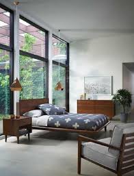 Dengan begitu, kalian bisa nyaman berada di kamar dan tidur dengan nyenyak setiap hari. Desain Interior Kamar Tidur Mid Century Hadirkan Kehangatan Gaya Desain Pertengahan Abad Interiordesign Id