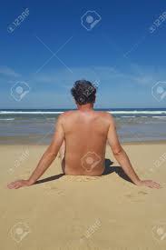 Un Hombre Desnudo Sentado En La Playa Vacía Fotos, retratos, imágenes y  fotografía de archivo libres de derecho. Image 84940703