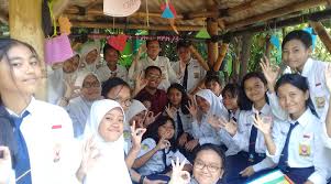 Sekolah di negeri kan gratis,'' kata kepala sekolah smp diponegoro surabaya, eny wihermin, kepada basra, selasa (26/3). Inovasi Lingkungan Smpn 23 Surabaya Tangkal Perubahan Iklim Tunas Hijau Id