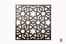 تابلوه خشب بتصميم أنيق وقيم سيكون إضافة لأي غرفة في منزلك التابلوه مزخرف بورد على النمط الإسلامي متداخل يجعل تفاصيله تظهر بأكثر من شكل الشكل الخارجي مربع ويم