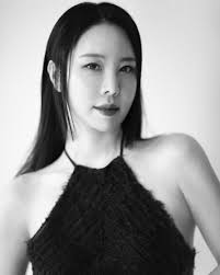 New 프로필 사진 🖤✨ 흑백 촬영은 처음이라 어떤 느낌일까 궁금했는데 프로페셔널한 작가님 덕분에 너무 마음에 드는 사진이 생겼오요  감사합니다🕊️✨