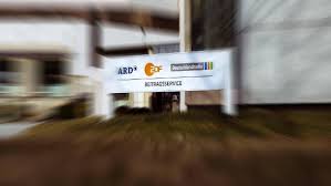 Vorläufig soll der rundfunkbeitrag auf monatlich 18,36 euro steigen. Gez Showdown In Karlsruhe Rundfunkbeitrag Auf Prufstand Beim Verfassungsgericht
