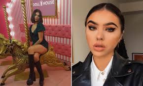 Student, 21, quits job and rakes in £15,000 by selling raunchy pictures of  herself online | Daily Mail Online
