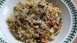 Nasi goreng ikan masin veya tuzlu balıklı kızarmış pilav en popüler versiyondur. Nasi Goreng Ikan Goreng Yang Sangat Nostalgia Azie Kitchen