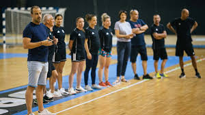 A csapat 14 játékosból áll, a játéktéren egy időben legfeljebb 7 játékos tartózkodhat. Dvsc Kezilabda Fine For Players And Staff After Two Starting Defeats Handball Planet