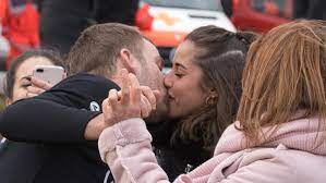Seither zeigen sie regelmäßig in den sozialen medien, wie verliebt sie sind. First Kiss Photo Showed Up With Her New Friend Julian Buscher Archyde
