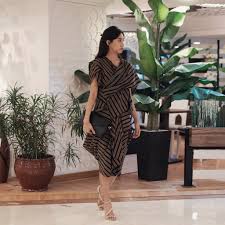 Trend model baju batik lurik kerja akan terus berkembang seiring dengan perkembanag fashion dan pilihan modelnya juga semakin banyak dengan desain yang modis dan trendy. Model Kebaya Lurik Model Kebaya Terbaru 2019