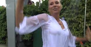 Das ist nur eine fanseite. Zdf Fernsehgarten Andrea Kiewel Steigt Unter Die Dusche Und Zeigt Allen Wie Sie Drunter Aussieht