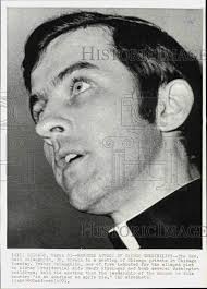 1971 Press Photo Rev. Neil McLaughlin speaks at a meeting of priests in  Chicago