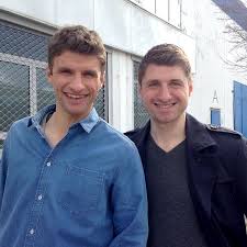 On this page injuries as well as suspensions. Thomas Muller Witziges Foto Er Zeigt Uns Seinen Bruder Bunte De