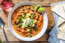 Mexikanische Suppe Mit Kasigen Quesadillas Rezept Hellofresh Rezept Mexikanische Suppen Tex Mex Essen Lebensmittel Essen