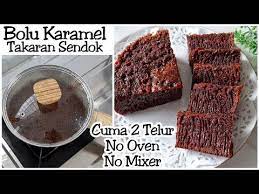 Kue sarang semut ini memiliki ciri khas yang sangat mencolok yakni memiliki warna coklat yang pekat dan memiliki aroma yang wangi dan memiliki tekstur kue yang sedikit kenyal. Bolu Sarang Semut 2 Telur Tanpa Mixer Tanpa Oven Bolu Karamel Youtube Karamel Makanan Hidangan Penutup