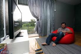 Gue sendiri memilih kos di rumah ibu heny karena lokasinya yang deket sama kampus. Gambar Anak Muda Ini Bina Rumah Kontena Sendiri Kerana Tak Sanggup Beban Hutang 30 Tahun