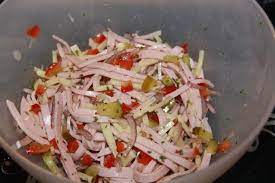 das perfekte wurstsalat mit kase rezept mit bild und einfacher schritt fur schritt anleitung die zwiebel schalen wurst kase salat wurstsalat wurstsalat rezept