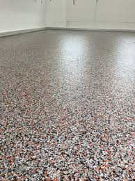 Plancher En Polyurea Avec Flocons Pour Un Garage A Toute Epreuve Garage Floor Flooring Concrete Beton Polyurea Garagedesign In Home Decor Garage Decor