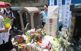 黃霑 （英語： james wong jum sum ，1941年3月18日－2004年11月24日）， 本名 「 黃湛森 」， 字 亦芹，另有筆名劉杰、陸郎、不文霑、詹嘯、久流、鐵樹等 ，已故 香港 作曲家 兼 填詞人 ，同時擁有廣告人、 作家 、 藝人 等多種身份，被視為 香港 跨媒體的代表人物 ；並與 金庸 、 倪匡 、 蔡瀾 一起，獲傳媒冠以「 香港四大才子 」之譽 。. é¦™æ¸¯ã®åœ°ä¸‹å›½æ­Œ ãŒå†ã³è©±é¡Œã« æ—¥æœ¬ã®ãƒãƒ©ã‚¨ãƒ†ã‚£ãƒ¼ç•ªçµ„äº‹æ•…ã§ä»–ç•Œã—ãŸbeyondã‚¦ã‚©ãƒ³ ã‚«ãƒ¼ã‚¯ã‚¤