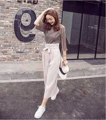 Banyak model fashion terbaik bertema korea mulai dari baju, kaos, celana pendek, celana panjang, hingga bentuk fashion lainnya. Trend Fashion Korea 2019 Fashion