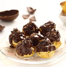 Deliziosi bignè ripieni di crema pasticcera al cioccolato, ti riempiranno la bocca ad ogni assaggio. Ricetta Bigne Glassati Con Salsa Di Cioccolato Perugina Com