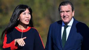 Soyeon kim wählte für ihre hochzeit mit gerhard schröder eine robe des labels kaviar gauche. Hochzeitsreise Soyeon Kim Und Gerhard Schroder Besuchen Kz Gedenkstatte