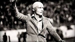 Niki lauda, mit der roten kappe als markenzeichen, hatte seit seinem schweren unfall auf dem nürburgring 1976 immer wieder mit gesundheitsproblemen zu. Niki Lauda Ist Tot Ein Leben Auf Der Uberholspur News Srf