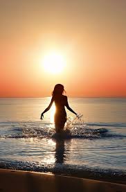 With an hour long portrait session photos with the sunset over and over can sometimes get a little repetitive. Walking With Sunset Beach Photography Poses Silhouette Photography Photography Poses