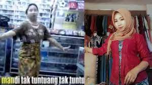 Upiak tak tun tuang mp3 & mp4. Khas Dengan Daster Saat Tampil Di Tv Ini Foto Keseharian Upiak Isil Pelantun Tak Tun Tuang Halaman 3 Tribunnews Com