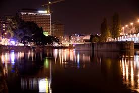 It is located at the schwedenplatz square in the innere stadt district. Schwedenplatz Donaukanal Bei Nacht Mapio Net