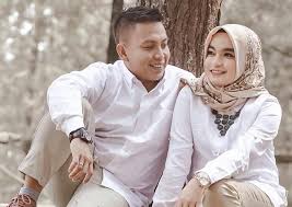 Ini panggilan manja yang selalu juga isteri guna untuk panggil suami mereka. Panggilan Sayang Untuk Ayah Dalam Bahasa Arab 7 Panggilan Sayang Dalam Bahasa Arab Untuk Pasangan Kekasih