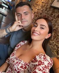 Central midfielder granit joined the club from borussia monchengladbach in may 2016 and has gone on to establish himself as a key member of our midfield. C Djale Romantik Granit Xhaka I Ben Nje Super Dedikim Bashkeshortes Per Diten E Shenuar Raporto