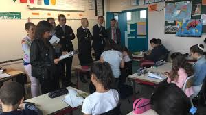 Les directeurs d'école et professeurs de cm2 présentent l'ouvrage aux élèves avant les vacances scolaires. Les Cm2 De L Ecole Anatole France Ont Recu Un Livre Pour Les Vacances