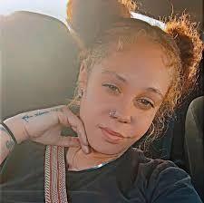 Female flexes leaving Drake