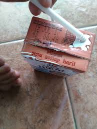 Hias kotak kemasan dan pelabelan toko kertas kraft putih. Pengalaman Menemukan Susu Uht Basi