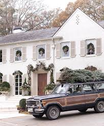 Live Christmas Tree On Jeep In Front Of Gorgeous White House With Wreaths On Windows Christmas Goals Holiday Home Outdoor Christmas Decorations Winter House