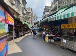 台北市 / 萬紹安 張肇元 報導 繼環南、萬大批發市場群聚感染之後，台北市虎林街接近永春市場周遭被驗出30人確診，並且匡列144人，台北市長柯文哲說是因為「市府精準疫調」幫了大忙，不過卻有台北市聯醫和平院區醫師po文指出，早在一週前就有基層醫師看了患者x光片揪出確診者，與北市府的. 2zebuzbhjrz81m