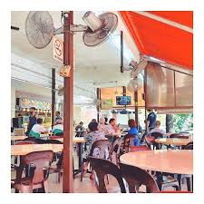 普通の毎日 普通の光景 団地の下にある 大衆食堂的フードコートに集まる 老人と休憩中の人たち あちこちからの扇風機に ぶおーーんと湿気と風を吹かれながら 考えごと アイスなのにぬるくて あまり甘くもないtehを飲む インドの甘くてsipしちゃう熱い茶が やっぱ好きか