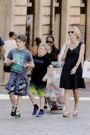 Gillian leigh anderson, obe (born august 9, 1968) is an american actress. Gillian Anderson Fan Williamwasabullfrog Wow Gillian And Her Kids In