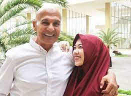Mark sungkar menikahi wanita yang usianya sangat muda dengannya. Resiko Nikahi Gadis 21 Tahun Istri Muda Mark Sungkar Ternyata Sempat Ingin Kembali Ke Rumah Orang Tua Karena Masalah Sepele Ini Semua Halaman Sajian Sedap