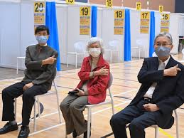 荃灣綠楊新村 r 座出現小型爆發，7 個單位先後有 12 人確診，港大微生物學系講座教授袁國勇連同衛生防護中心、環保署、屋宇署等中午到. Yq4r64ubd Lbfm