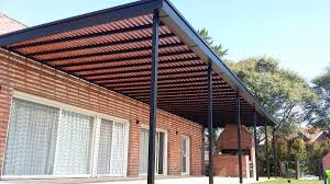 Alternativas de pisos para el exterior hay muchas, pero una que sin duda da un aspecto natural y armónico con el entorno es el deck de madera, un piso de tablas muy estable y duradero que se ve muy bien en patios pequeños, terrazas o como zonas de tránsito en el jardín. Terrazas De Madera Con Policarbonato Ideas De Nuevo Diseno