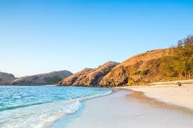 Pantai ini memiliki pemandangan laut biru yang dipeluk dengan jajaran tebing yang tinggi. Tiga Pantai Indonesia Ini Dinobatkan Jadi Pantai Terindah Di Dunia Reservasi Travel Blog