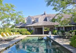 Get health, beauty, recipes, money, decorating and relationship advice to live your best life on oprah.com. Obama House Tour Barack And Michelle S New Martha S Vineyard Home Homes Gardens