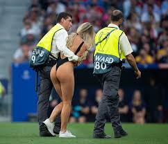 Champions league streaker interrupts final between liverpool and spurs. Champions League Streaker Kinsey Wolanski Believes 3 8m Prank Will Help Her Retire By 30 And Says She S Received Flirty Messages From Liverpool Players
