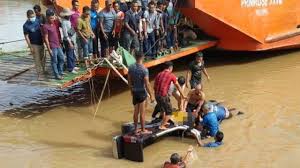 Check spelling or type a new query. 8 Sekeluarga Lemas Kenderaan Jatuh Sungai Youtube